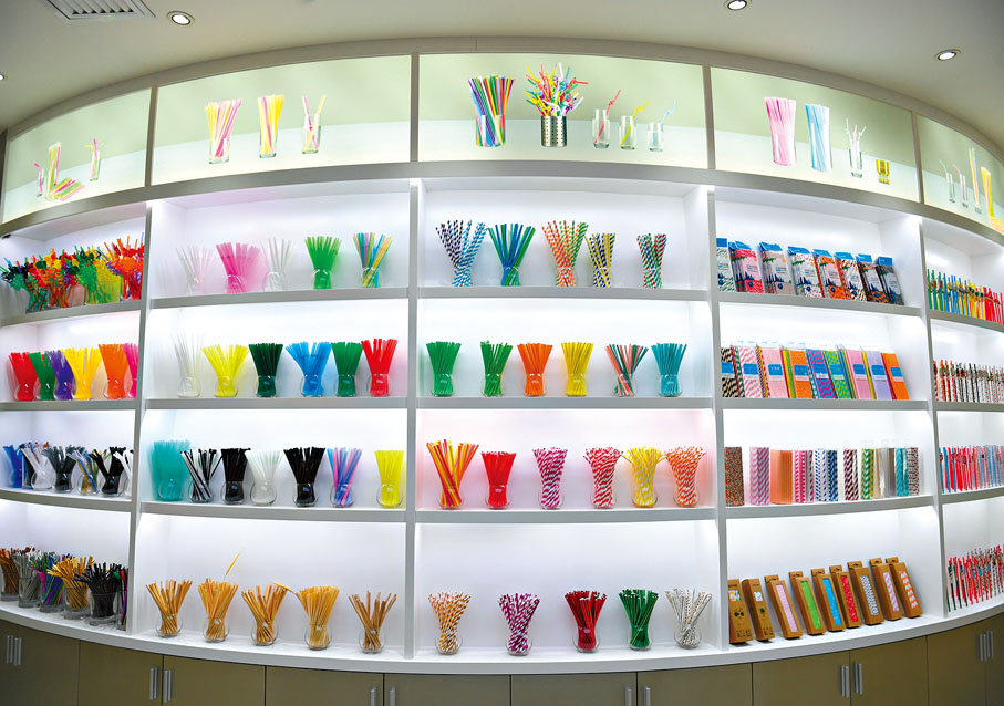 ● 生產膠管的公司開始研發各種可降解吸管，以解決環境問題。 資料圖片