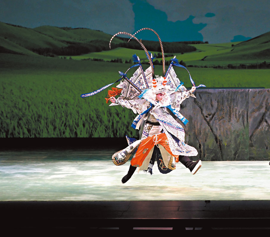 ● 王志良表演試馬功架。