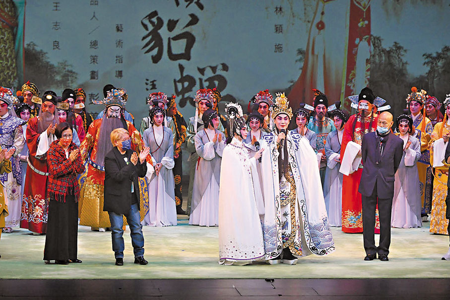 ● 謝幕時王志良林穎施多謝觀眾支持，而汪明荃、彭美施和羅家英則讚他們演出專業。