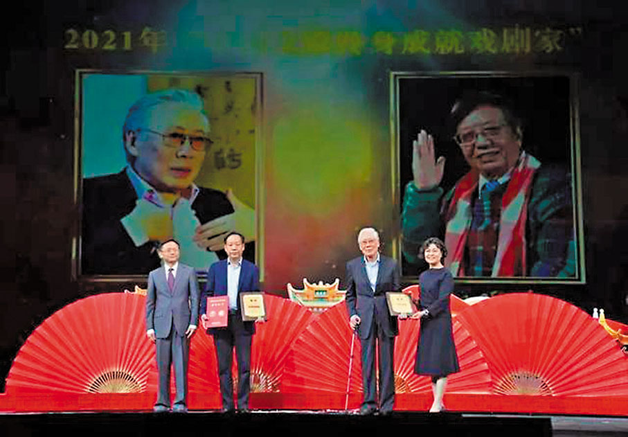 ● 焦晃在第十七屆中國戲劇節上被授予「中國文聯終身成就戲劇家」榮譽稱號。