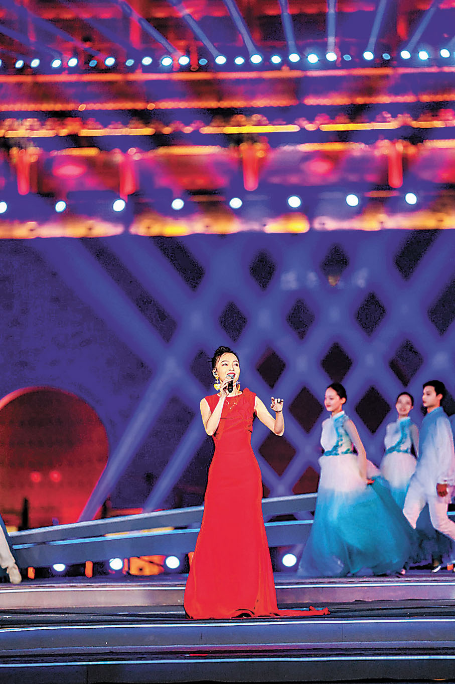 ●張韶涵在第八屆絲綢之路國際電影節閉幕式上獻唱。 主辦方供圖