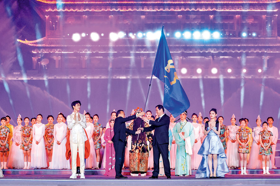 ●福建省委常委、宣傳部部長張彥將會旗交接給陝西省委常委、宣傳部部長王曉。主辦方供圖