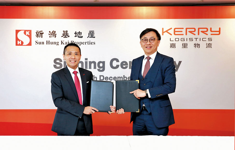 ● 鄭志偉(右)表示，嘉里物流近年趨向較輕資產的營運模式。