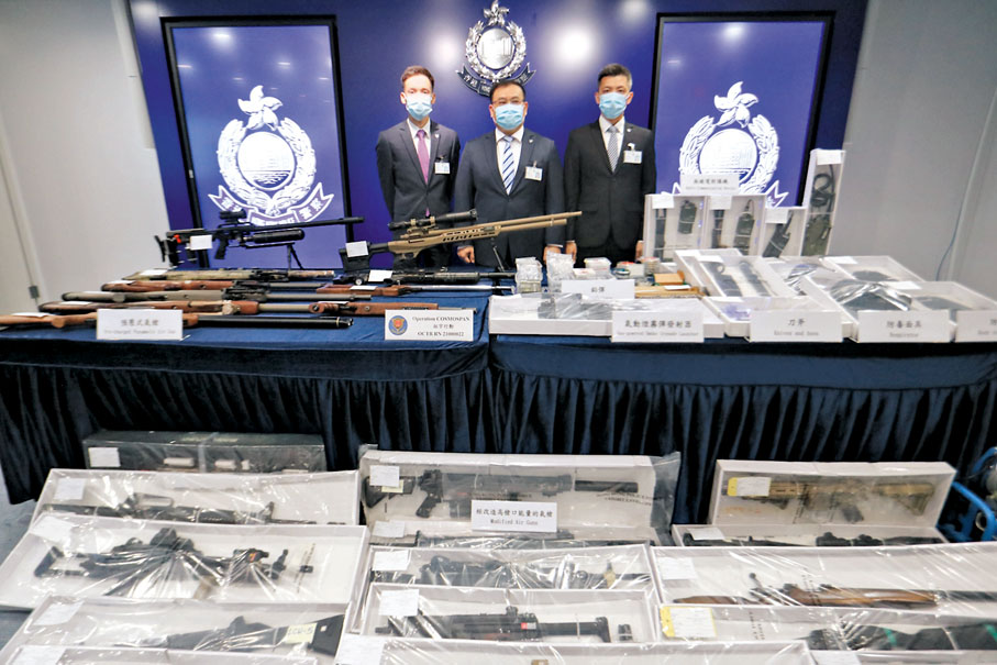 ●警方有組織罪案及三合會調查科周日（12日）起展開一連兩日行動，在全港11個住宅單位及兩個倉庫檢獲大量槍械，拘捕9男1女，其中多人曾參與反修例暴亂。 香港文匯報記者  攝