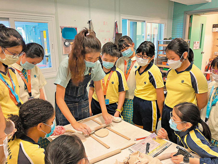 ●現時許頌靈在陶瓷工作室兼任藝術導師。