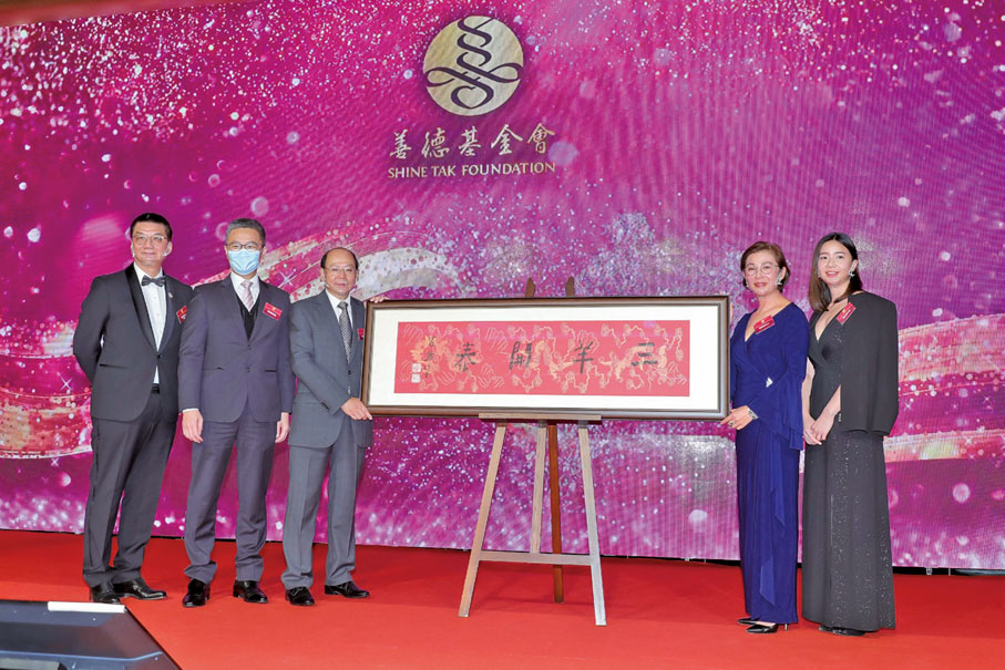 ● 晚宴進行慈善拍賣，由全國政協委員曾偉雄（左三）擔任拍賣官。