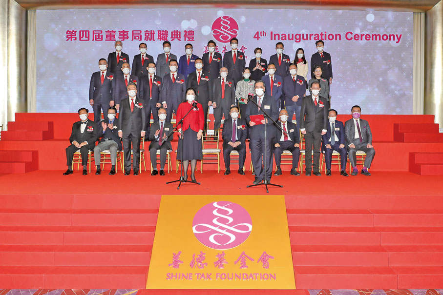 ● 董吳玲玲率領全體董事局成員莊嚴宣誓就職。