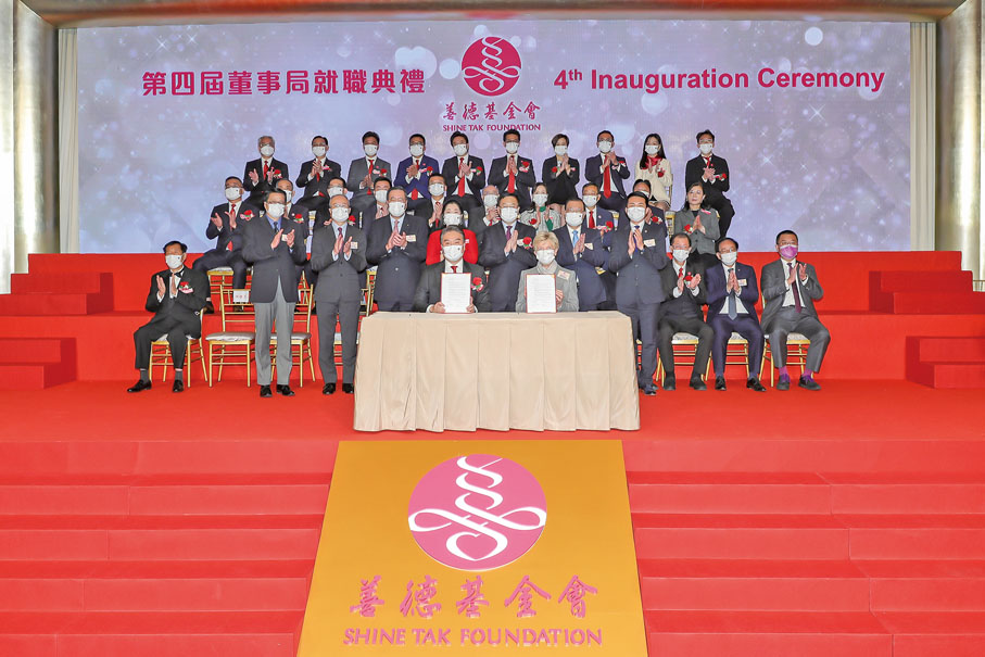 ● 善德基金會常務副主席藍國慶與香港體育學院院長李翠莎代表雙方簽署合作協定。