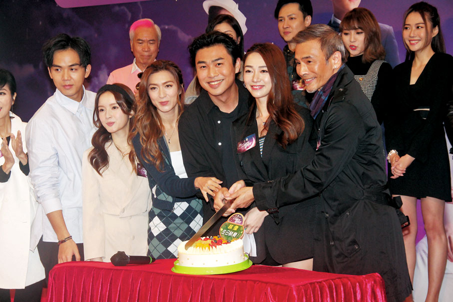 ● 劇組送上蛋糕替林偉（前排右）慶祝生日。
