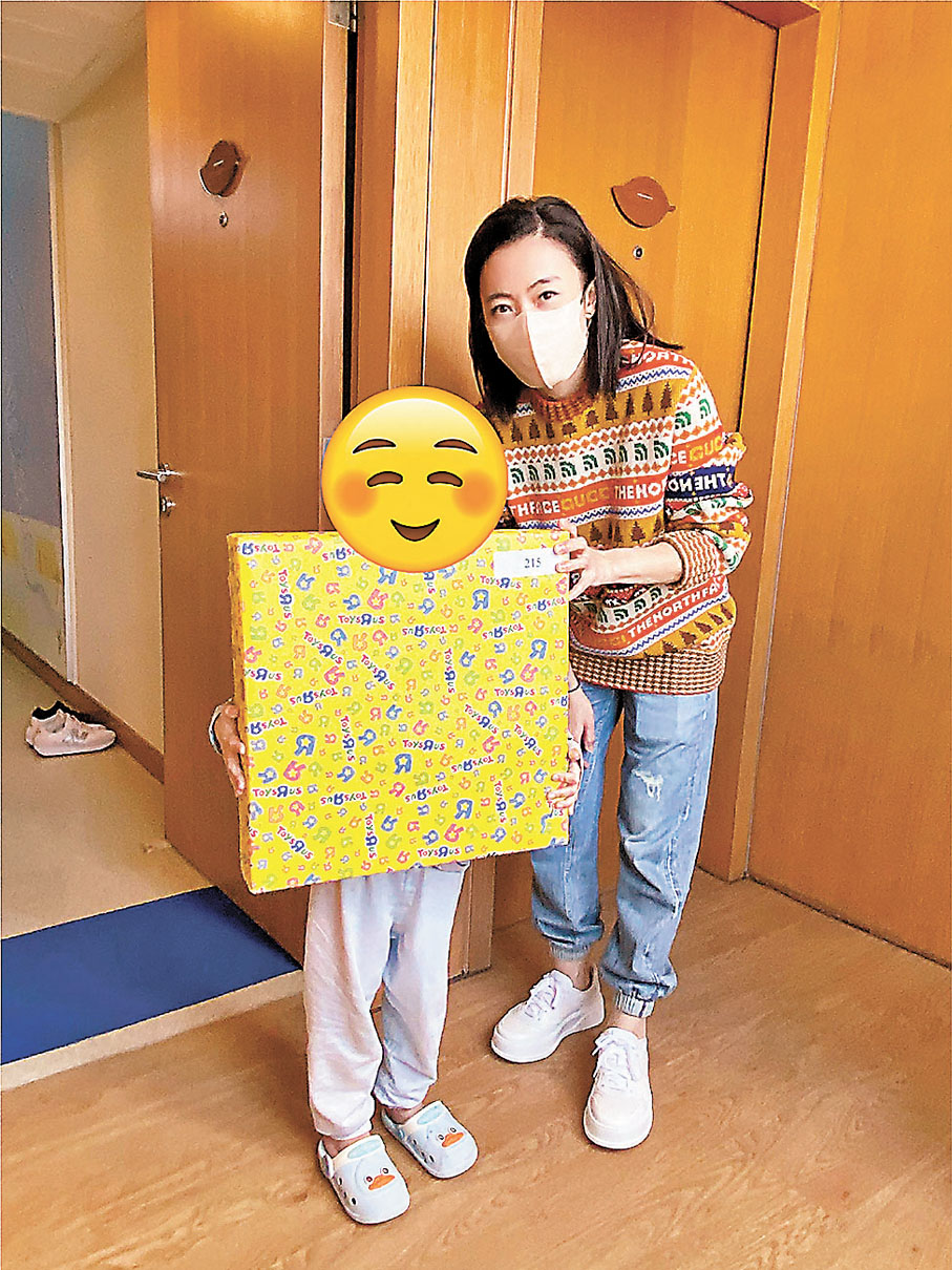 ● 甘比送上禮物替病童打氣。