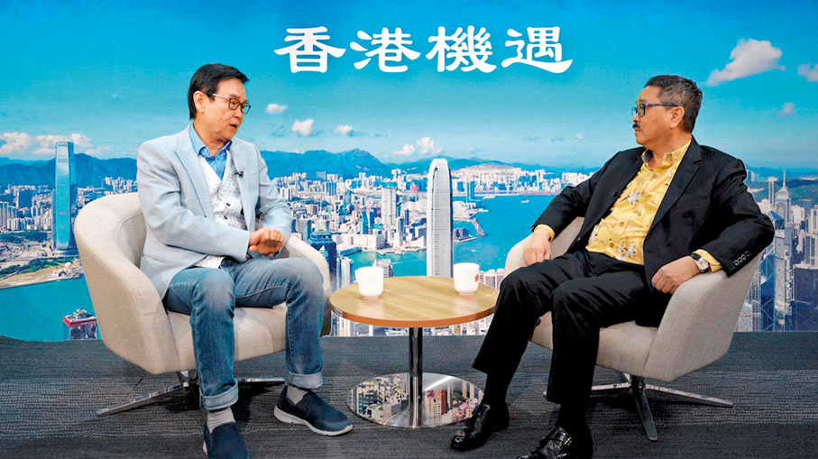 ● 黃百鳴在《香港機遇》接受周振基訪問。