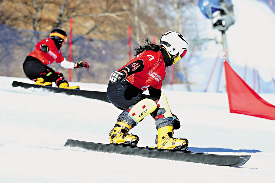 ●中國選手董雪（右）在平行大迴轉比賽中名列第30。 資料圖片