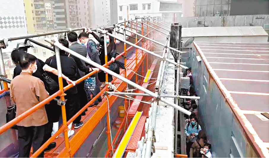 ●銅鑼灣世貿中心三級火，大批市民被困在狹窄的商場5樓平台。網上圖片