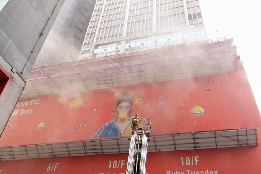 ●世貿中心正在進行翻新工程，一樓和二樓電錶房疑電線起火。香港文匯報記者 攝