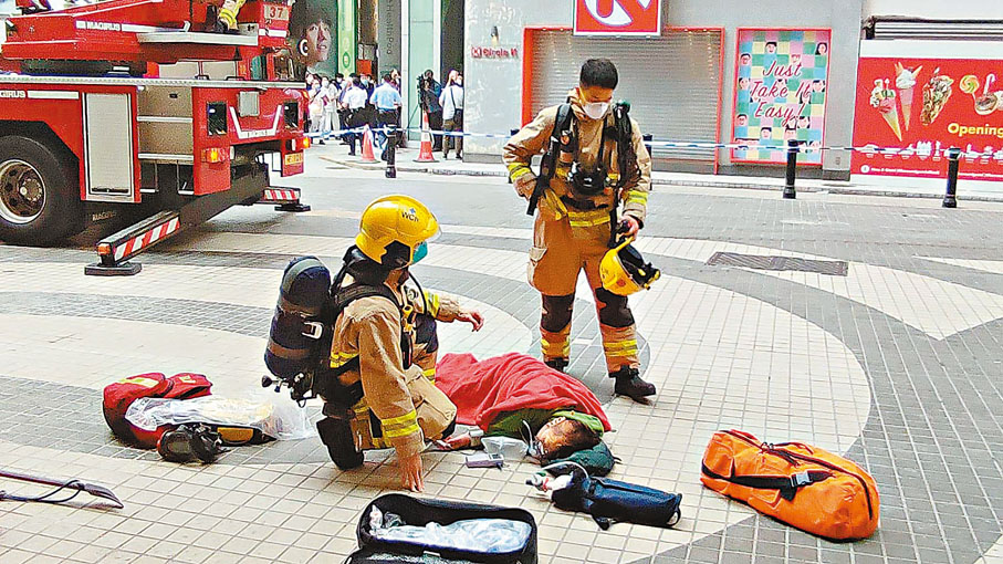 ●一名60歲婦人吸入濃煙昏迷。 香港文匯報記者  攝