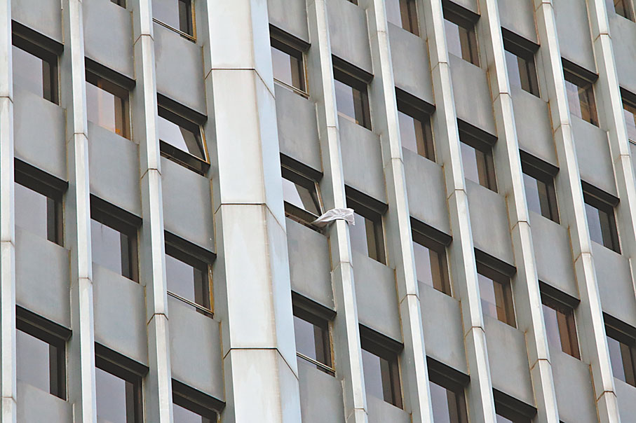 ●樓上有市民揮動白布求救。香港文匯報記者 攝