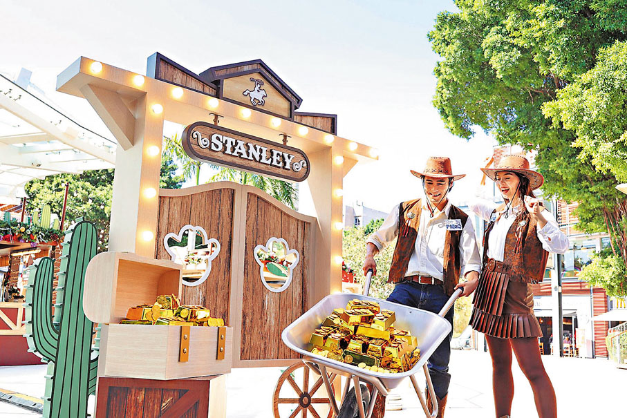 ●市集入口處擺放了西部牛仔的裝飾，如賞金獵人的告示、聖誕主題裝飾的木酒桶等。