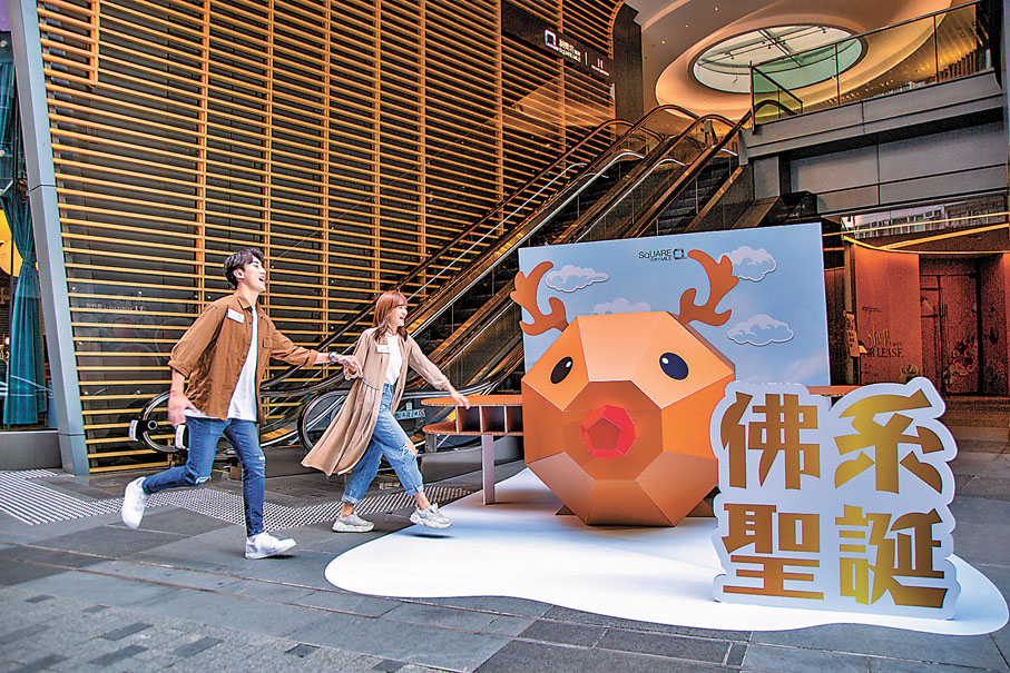 ●市集貫徹低耗的佛系理念，以傳統聖誕鹿車為藍本，打造出可回收及分解的聖誕鹿飛機。