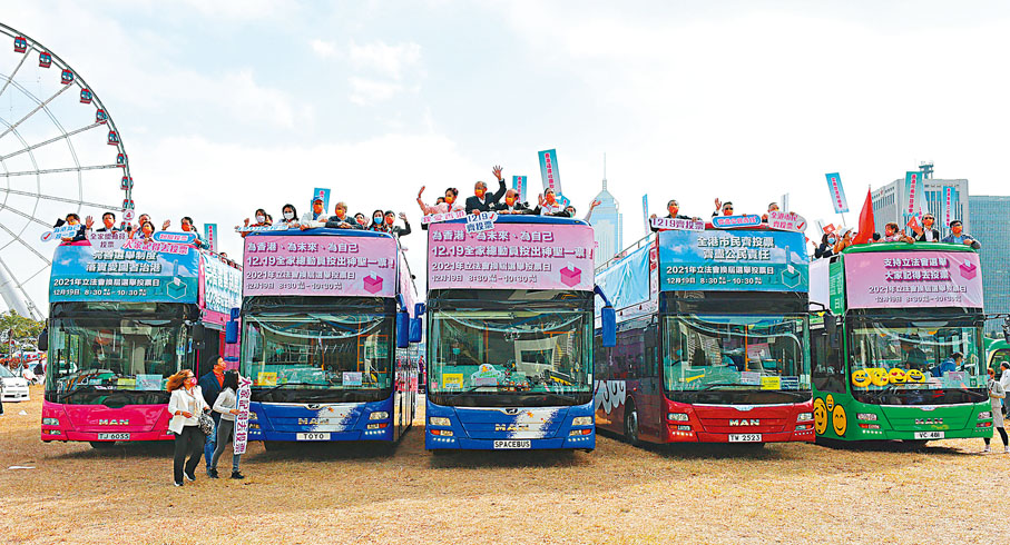 ●百輛花車車隊分成五路巡遊港九、新界地區。香港文匯報記者  攝