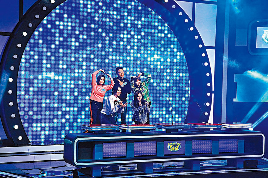 ● 關禮傑一家上陣組成「關人車氏」。