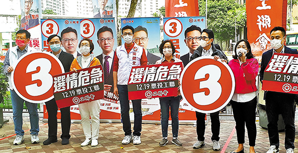 ●吳秋北（左四）獲黨友支持拉票。香港文匯報 記者  攝