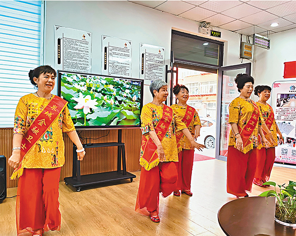 ●泉城金融衛士志願者宣傳團為退休老人表演節目，左二為趙銀光。 香港文匯報記者殷江宏  攝