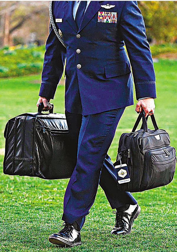 ●手持「核足球」的職員伴隨美國總統身邊。 資料圖片