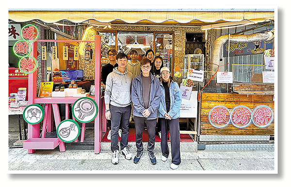 ●張志明感激學生的付出，並與5位學生合照。