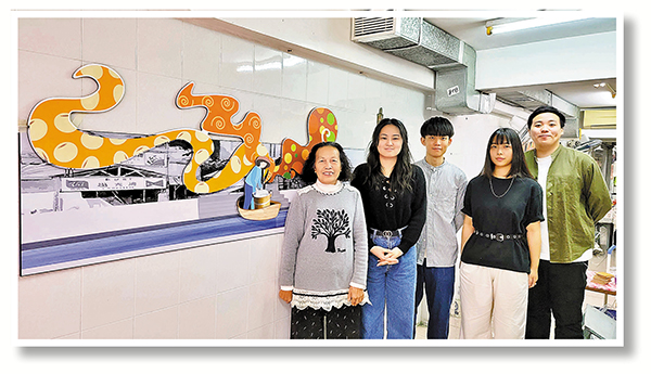 ●這畫作是卓太最滿意的一張作品，她在作品前和4位學生合照。