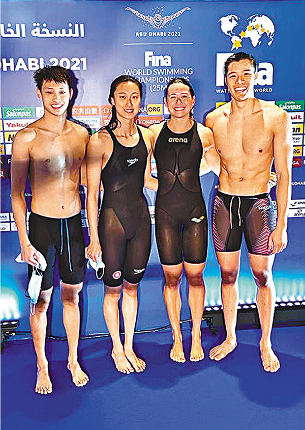 ●何詩蓓（右二）率隊友伍棹然（左起）、譚凱琳及何甄陶出戰混合接力賽。香港泳總圖片