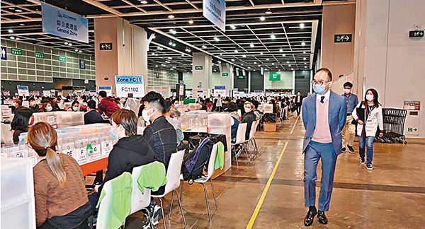 ●政制及內地事務局局長曾國衞昨日於會展中央點票站視察選舉工作人員為投票日的點票工作進行排練。