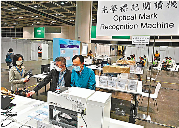 ●聶德權（右）到會展票站為擔任票站職員的公務員打氣。聶德權fb圖片