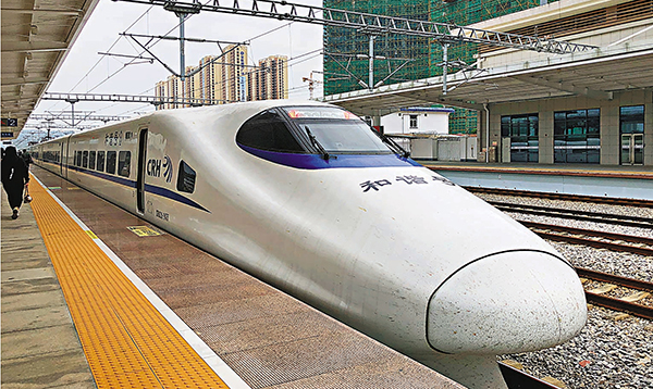 ● 粵東城際鐵路建設，將有助形成「粵東-灣區2小時生活圈」。圖為列車停靠廣東雲浮東站。香港文匯報記者方俊明  攝