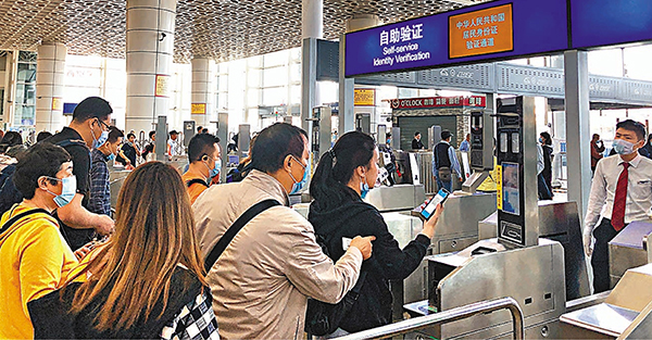 ●粵東城際鐵路將「公交化」運營。圖為旅客在廣州南站自助通關乘車。香港文匯報記者方俊明  攝