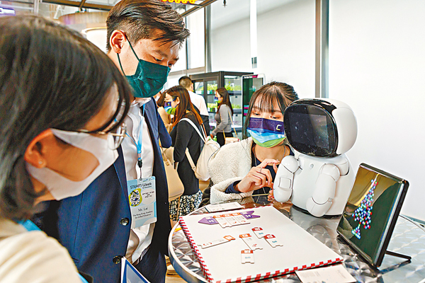 ● 數碼港初創Big Dipper向教育機構人員展示如何利用機械人教授學生編程知識。