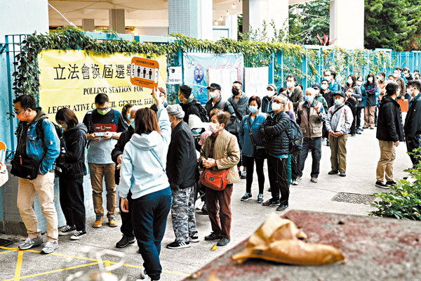 ●元朗商會小學票站未開門,等候投票的市民已大排長龍。香港文匯報記者 攝