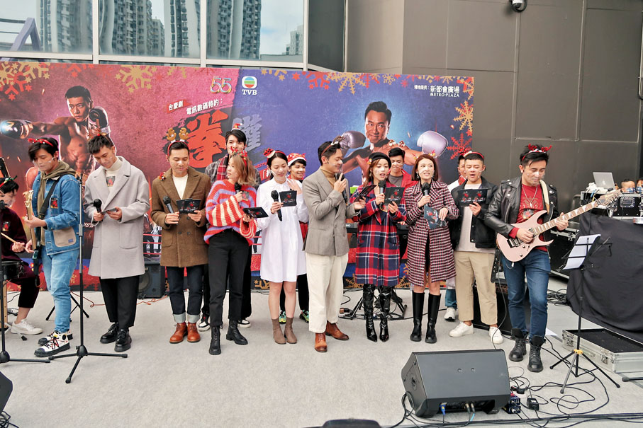 ●眾人一起大唱聖誕歌，節日味濃。