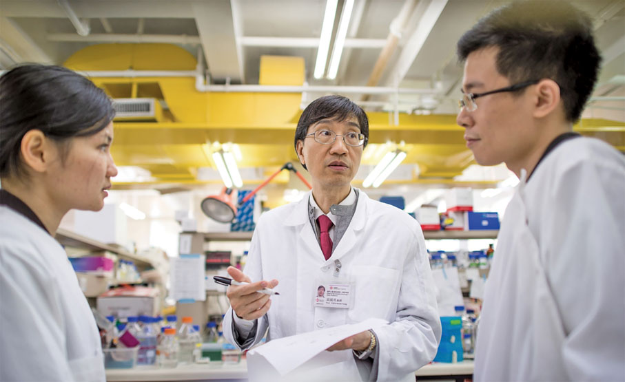 ● 袁國勇教授在實驗室與學生討論。