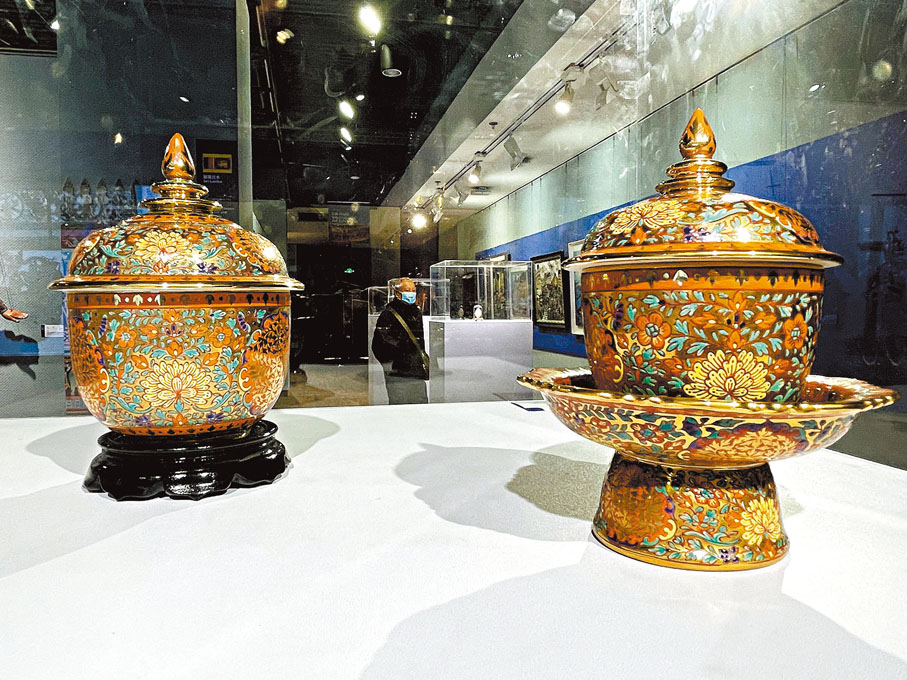 ●泰國五彩瓷器本扎隆。