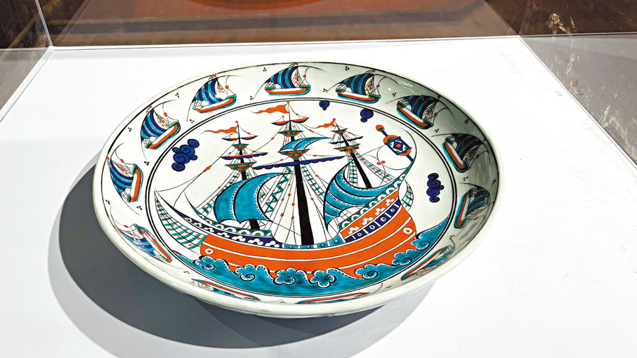 ●土耳其手繪掛盤。