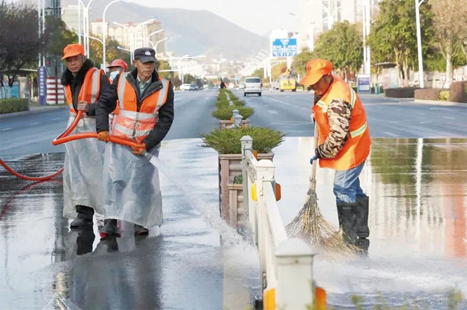 ●巢湖市環衞工人在認真進行着各項清潔工作。