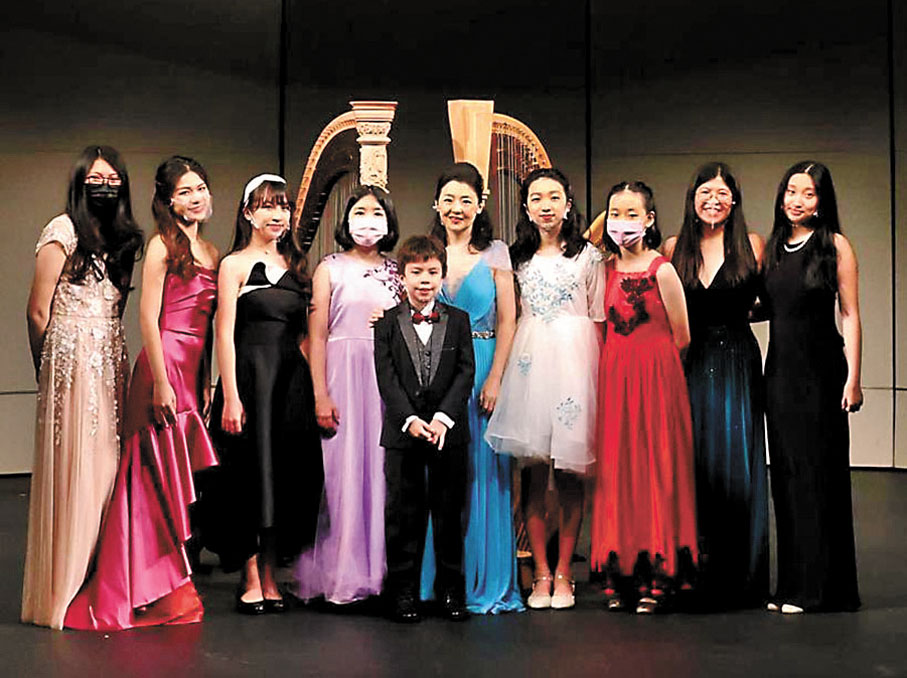 ●于丹（中）早前舉辦「豎琴萬花筒」音樂會，與一眾友人、學生上台獻藝。受訪者供圖