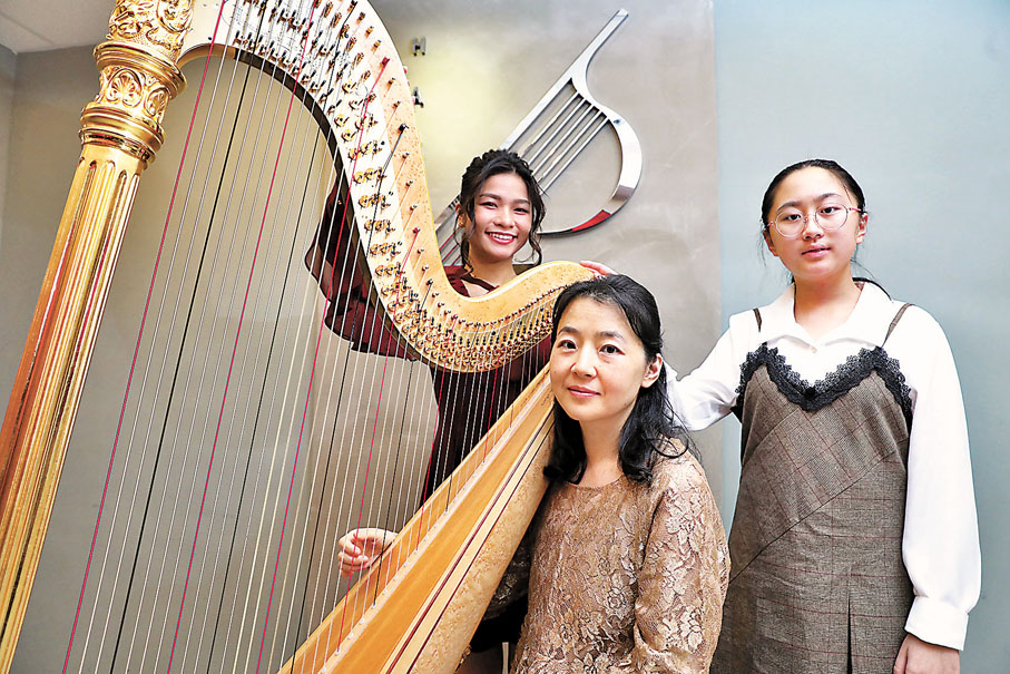 ●于丹（中）既教授學生豎琴，也願為他們創造更多上台演奏的機會。