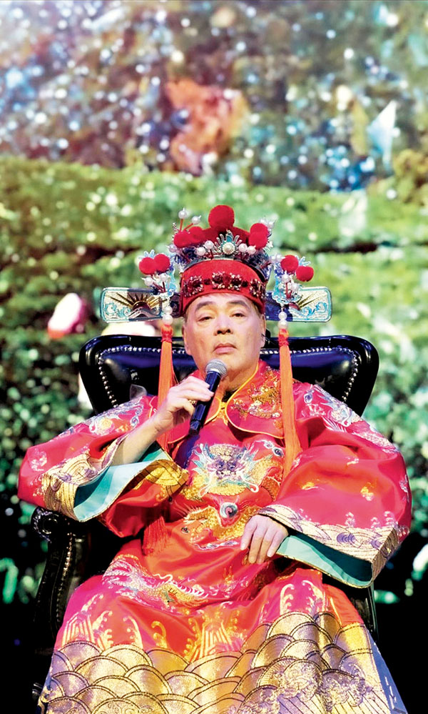 ●張偉文扮皇帝唱黃梅調。