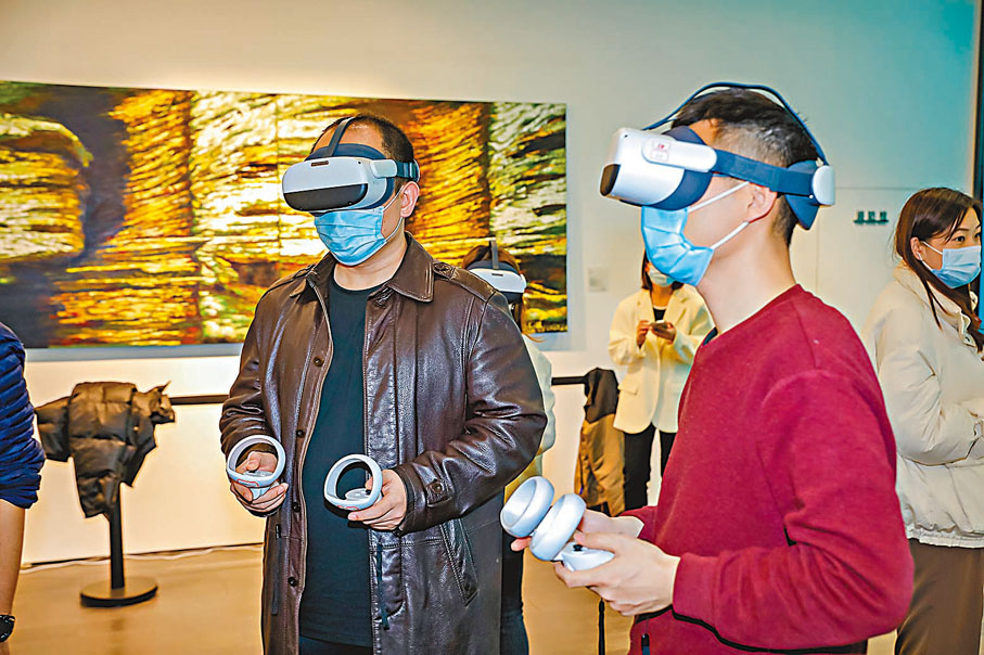 ●  記者們戴上VR頭盔在工作人員指導下體驗首個元宇宙產品希壤。 羅洪嘯 攝