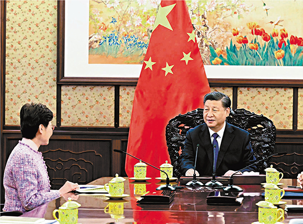 ● 國家主席習近平在中南海會見來京述職的香港特別行政區行政長官林鄭月娥。圖為習主席聽取林鄭月娥匯報各項工作。 新華社