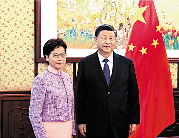 ● 習近平主席與林鄭月娥在會見前合照。 新華社