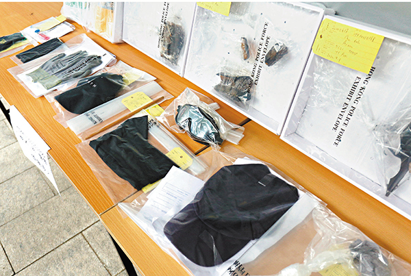 ●警方早前展示涉大埔警署被投擲汽油彈案檢獲的手套、頭套等證物。  資料圖片