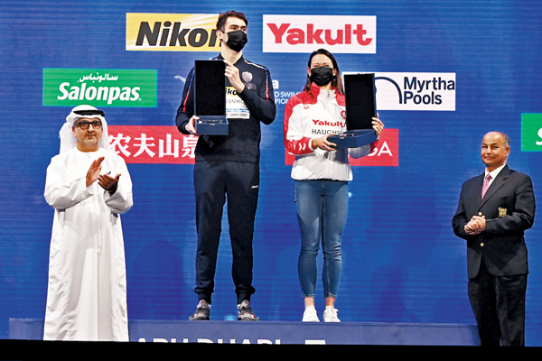 ● 何詩蓓（右）和科列斯尼科夫一起當選本屆大賽最佳運動員。  FINA facebook圖片