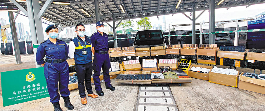 ●海關和警方檢獲千萬元走私貨。 香港文匯報記者 攝